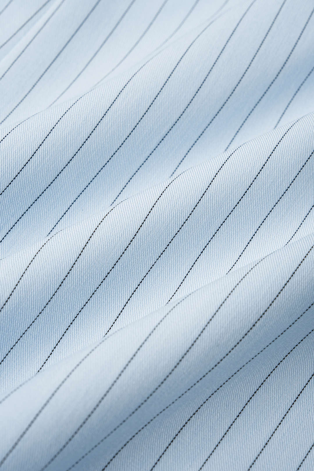Overall-Playsuit mit Streifenmuster, Metallic-Halter, V-Ausschnitt, überkreuztem Rückenausschnitt und ärmellos