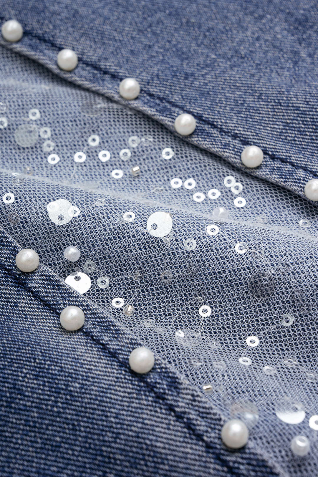 Jeans mit Gürtel, asymmetrischem Schnitt, Mesh-Patchwork, Denim und Strassdekor
