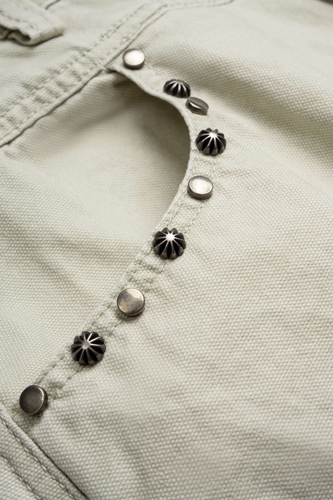 Jeans mit Nieten und weitem Bein