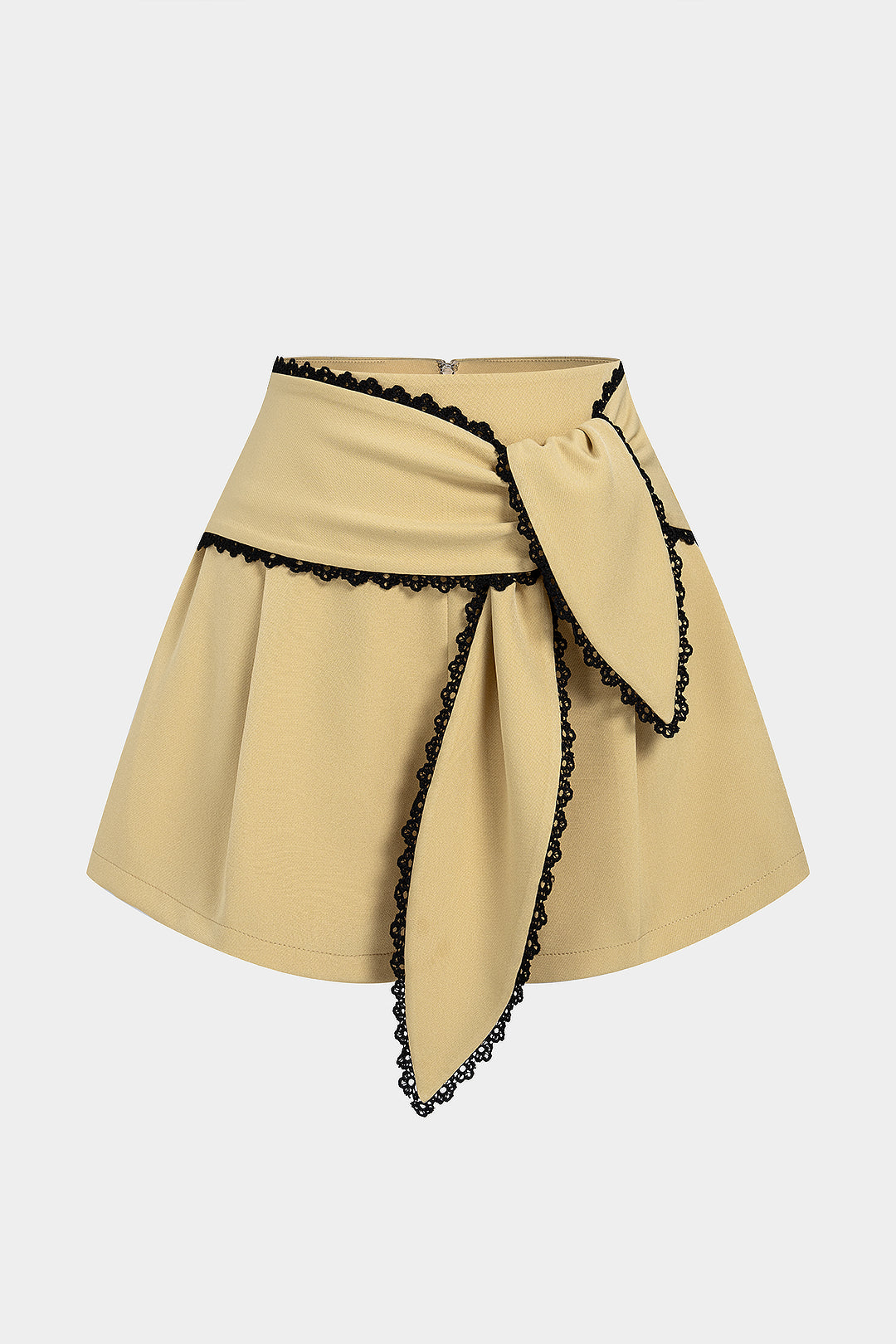 Shorts mit Bindegürtel und Kontrastdetails