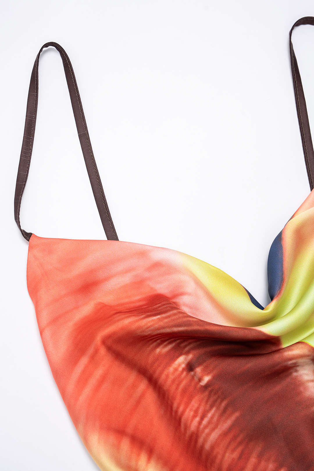 Robe longue satinée sans manches drapée à col bénitier imprimé tie-dye