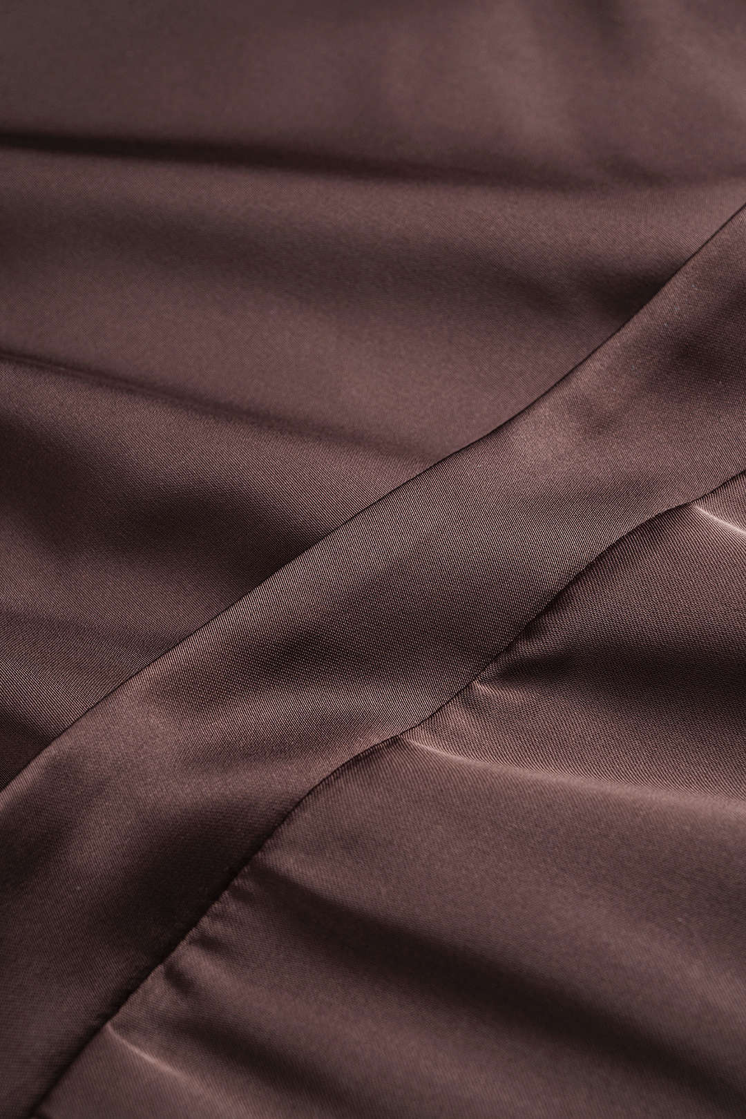 Satin-Minikleid mit asymmetrischem Ausschnitt und langen Ärmeln