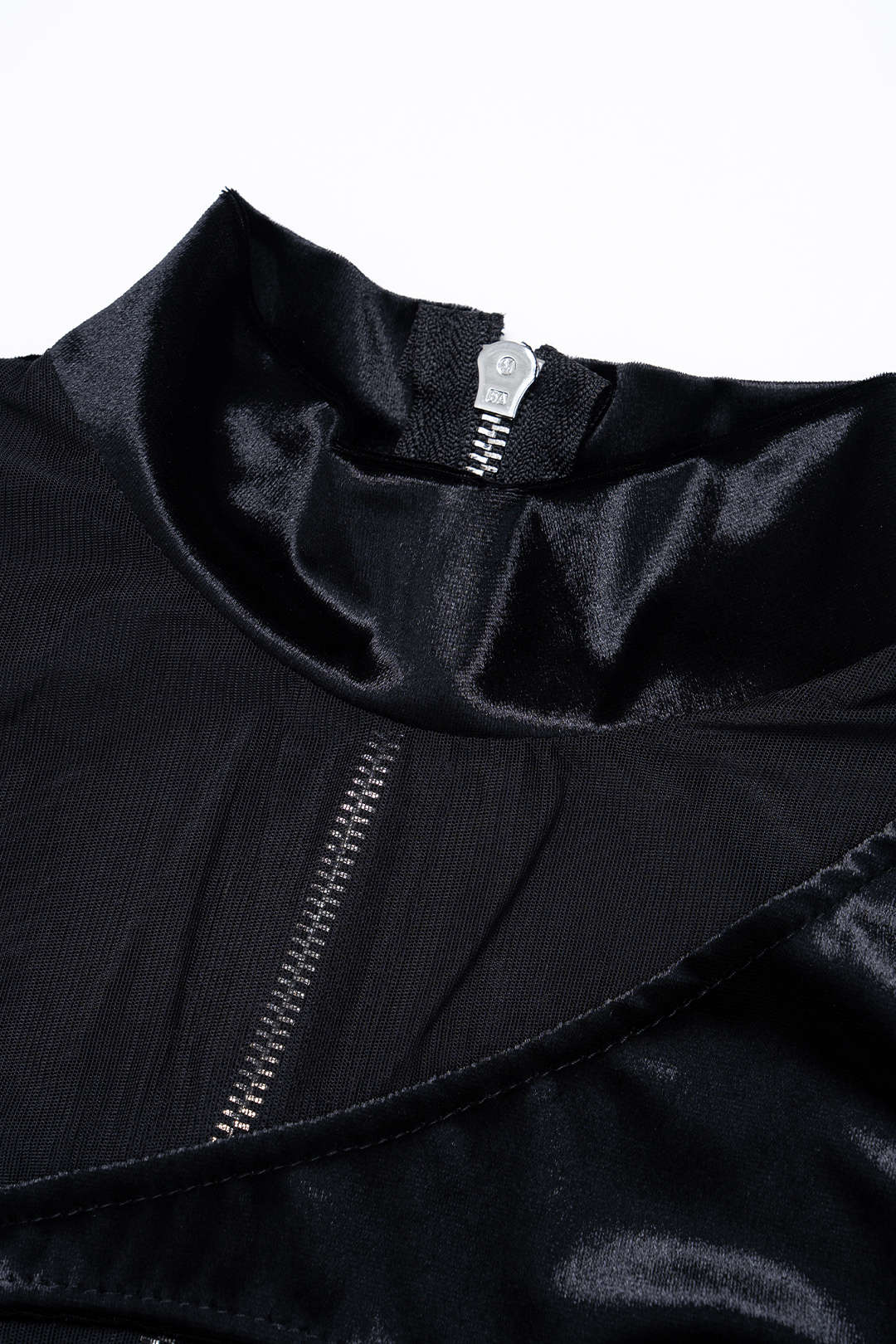 Mesh-Patchwork-Samt-Rollkragentop mit asymmetrischem Cut-Out und langen Ärmeln