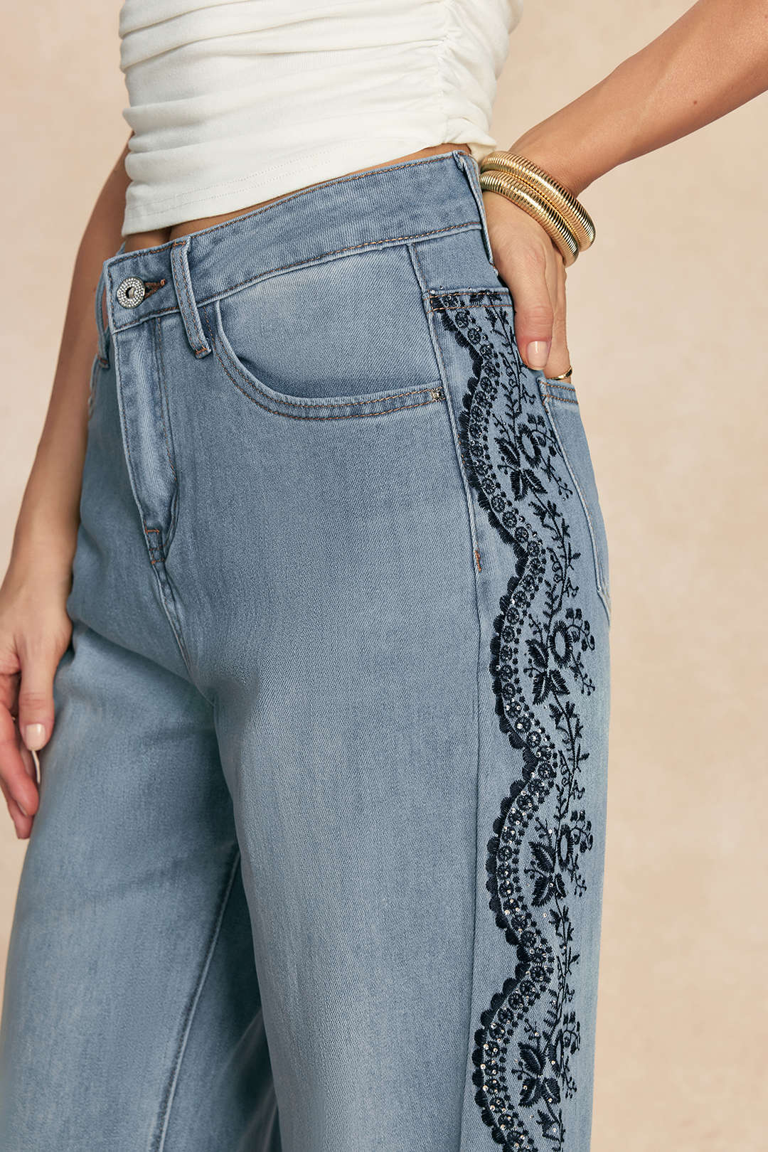 Jeans mit geradem Bein und Stickerei
