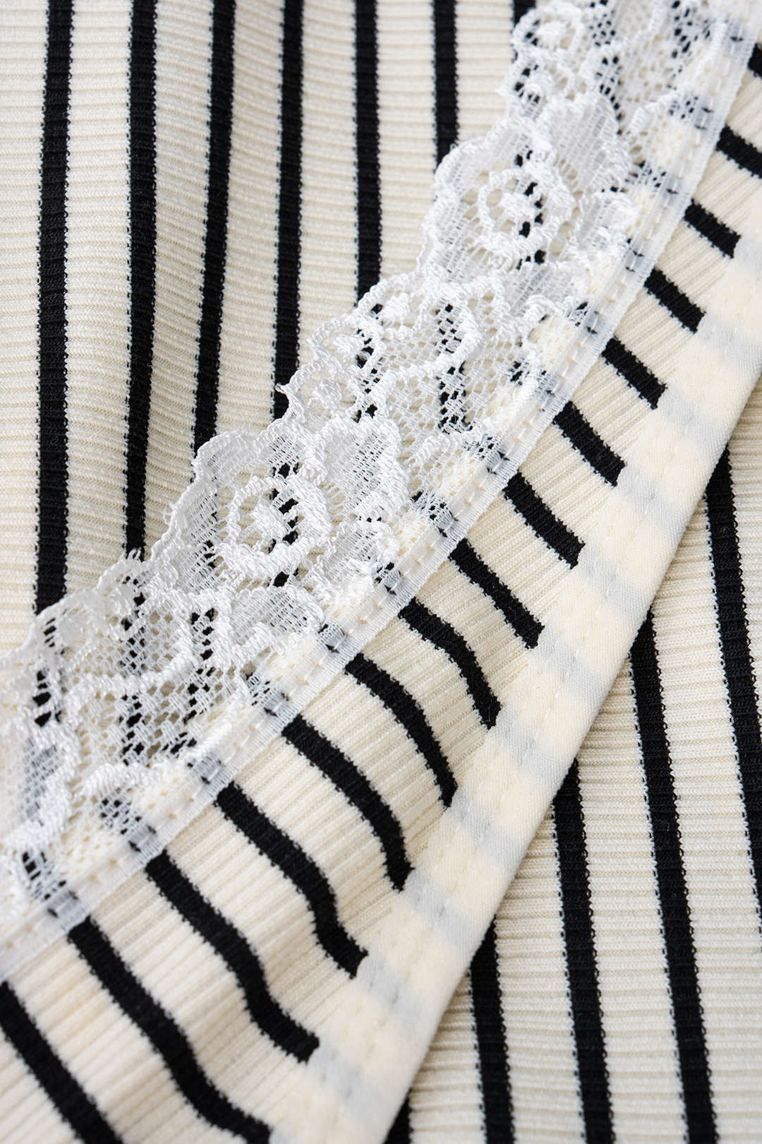 Gestreiftes Tanktop mit Spitzen-Patchwork und Neckholder