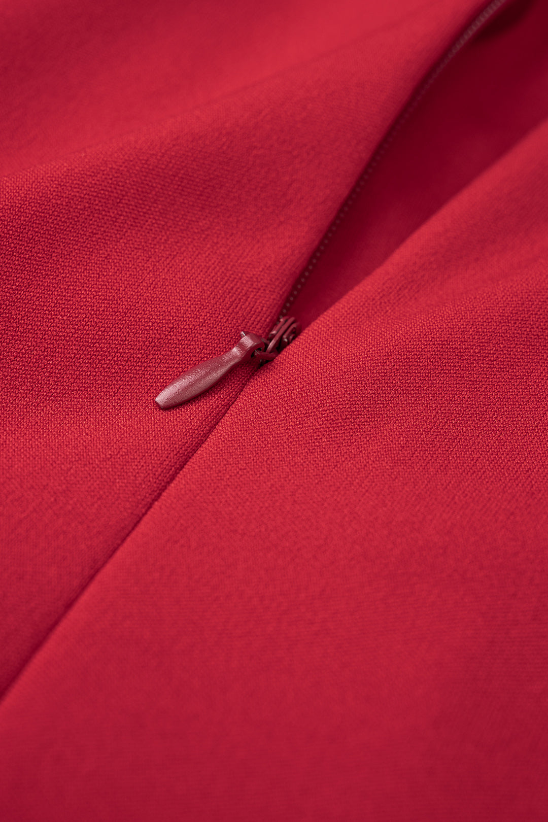 Ärmelloses Midikleid mit Rundhalsausschnitt und asymmetrischen Raffungen