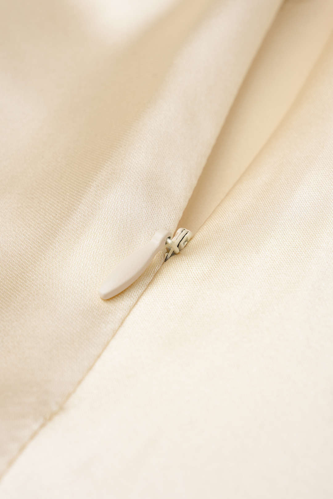 Satin-Patchwork-Spitzenrock mit asymmetrischem Saum