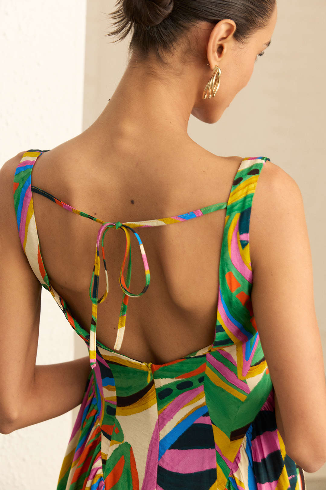 Ärmelloses Maxikleid mit abstraktem Print und Raffungen