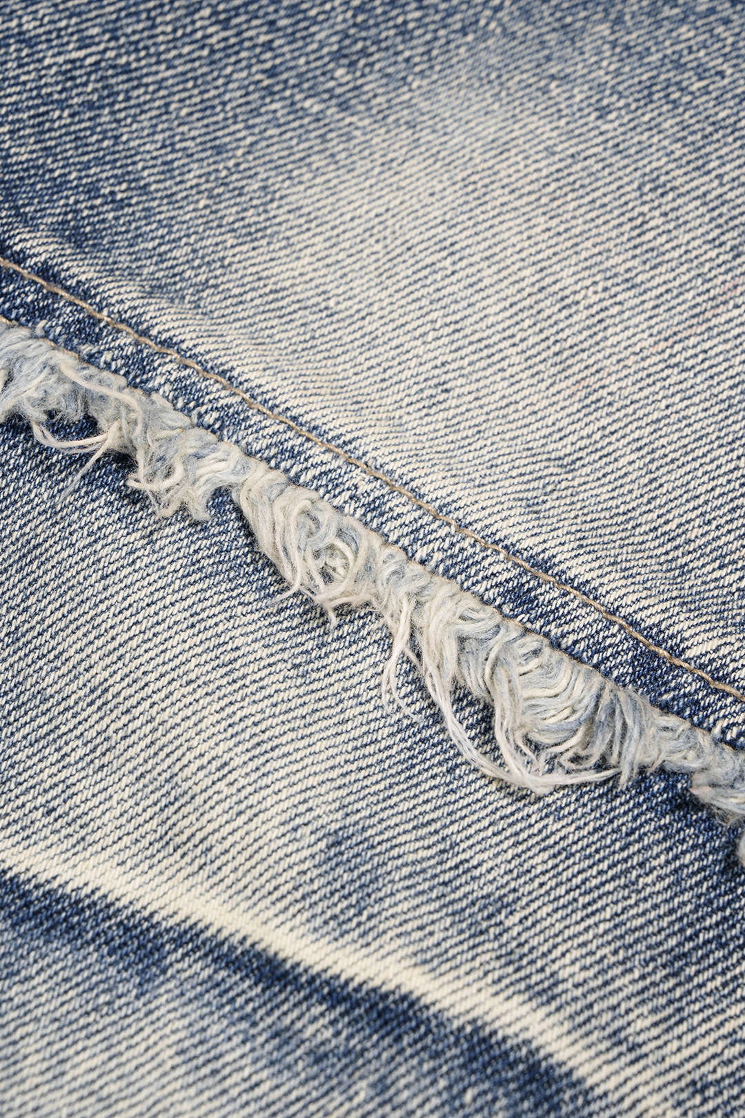 Jeans larges asymétriques en denim effiloché
