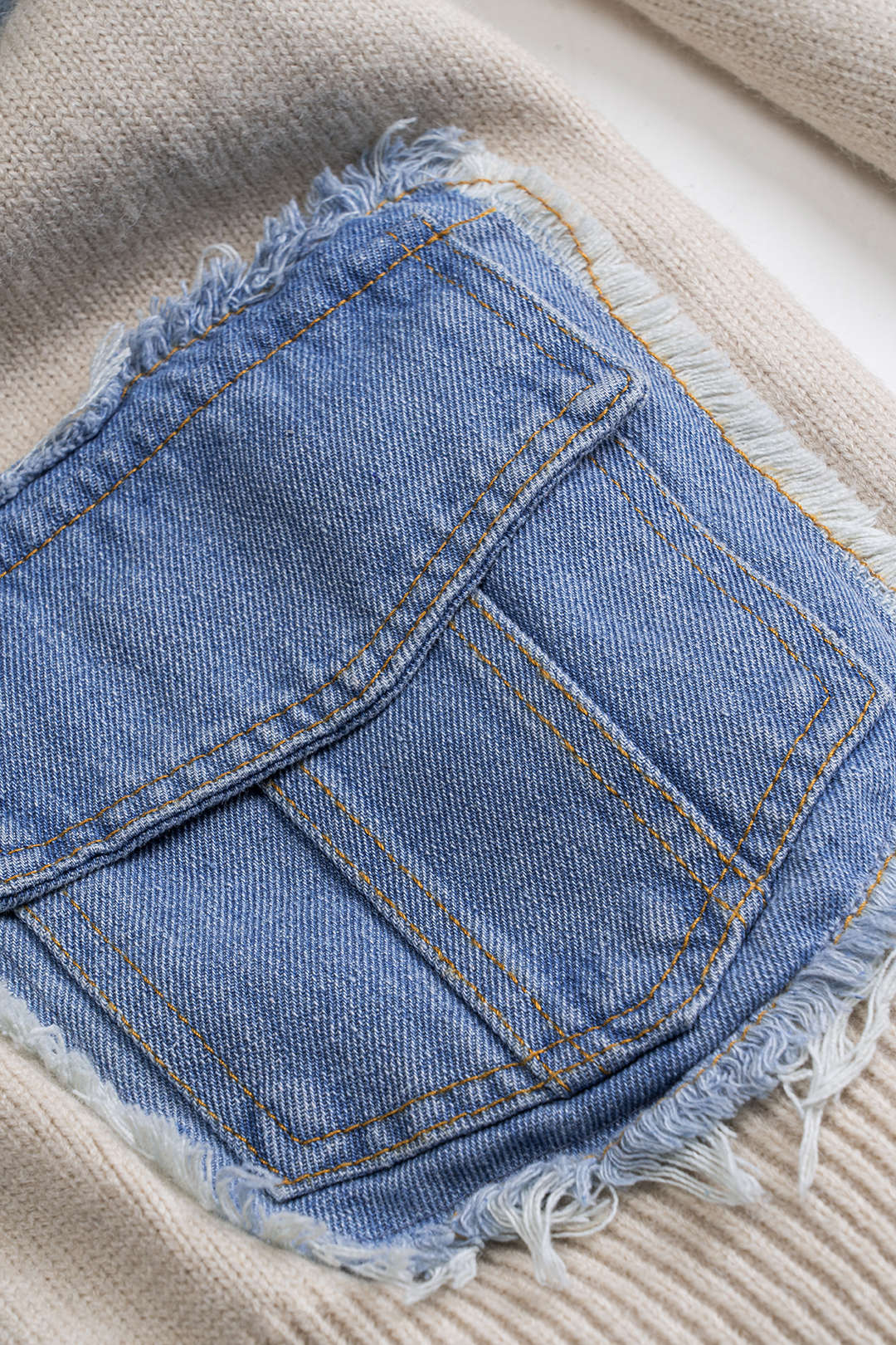 Cardigan mit Rissen und Patchwork-Taschen