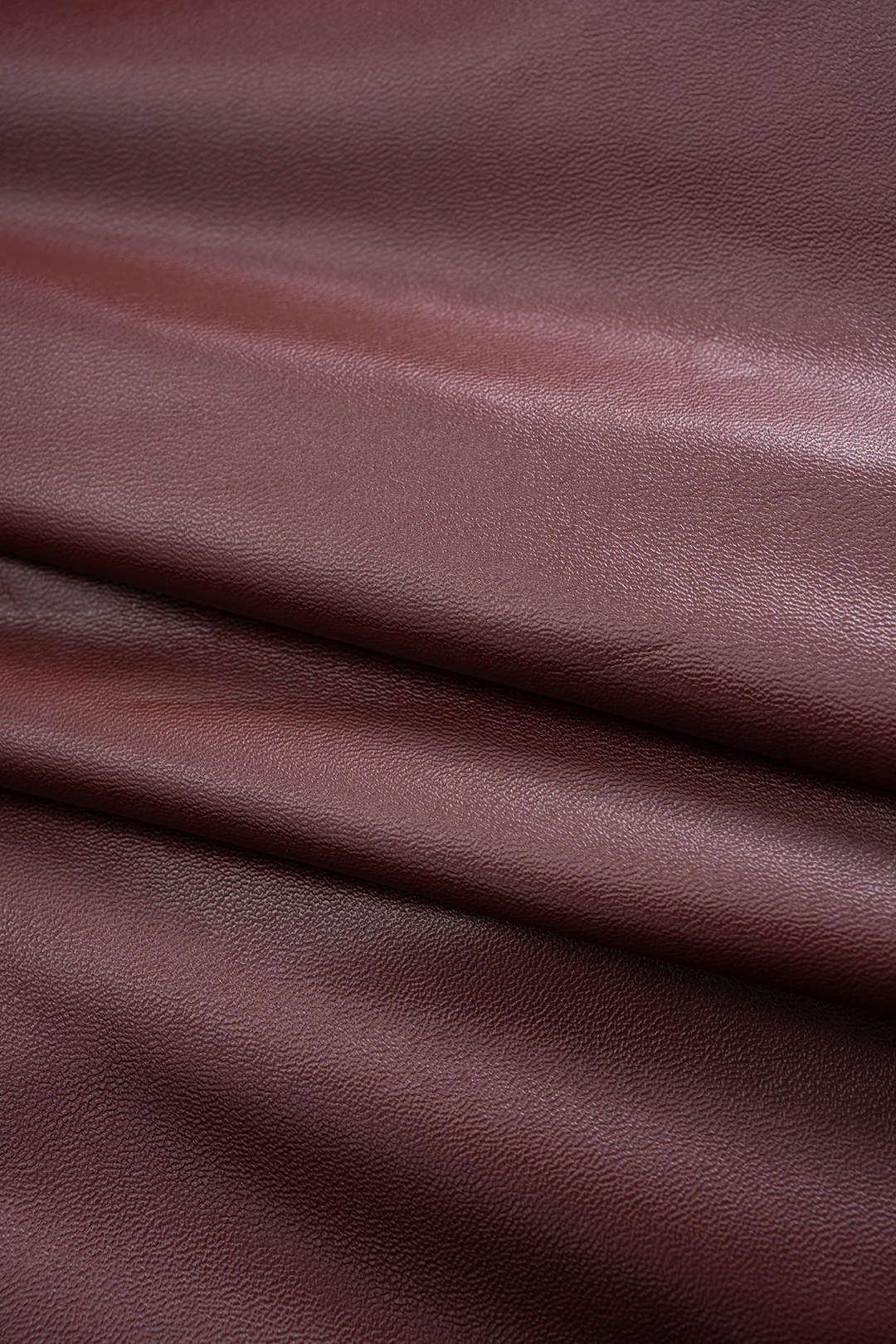 Ärmelloser Jumpsuit aus Kunstleder mit Bindegürtel