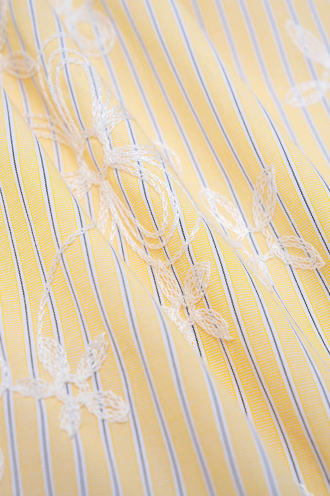 Gestreifte Hose mit Blumenmuster, texturiertem gerafftem Bund und geknöpftem, gerafftem weitem Bein