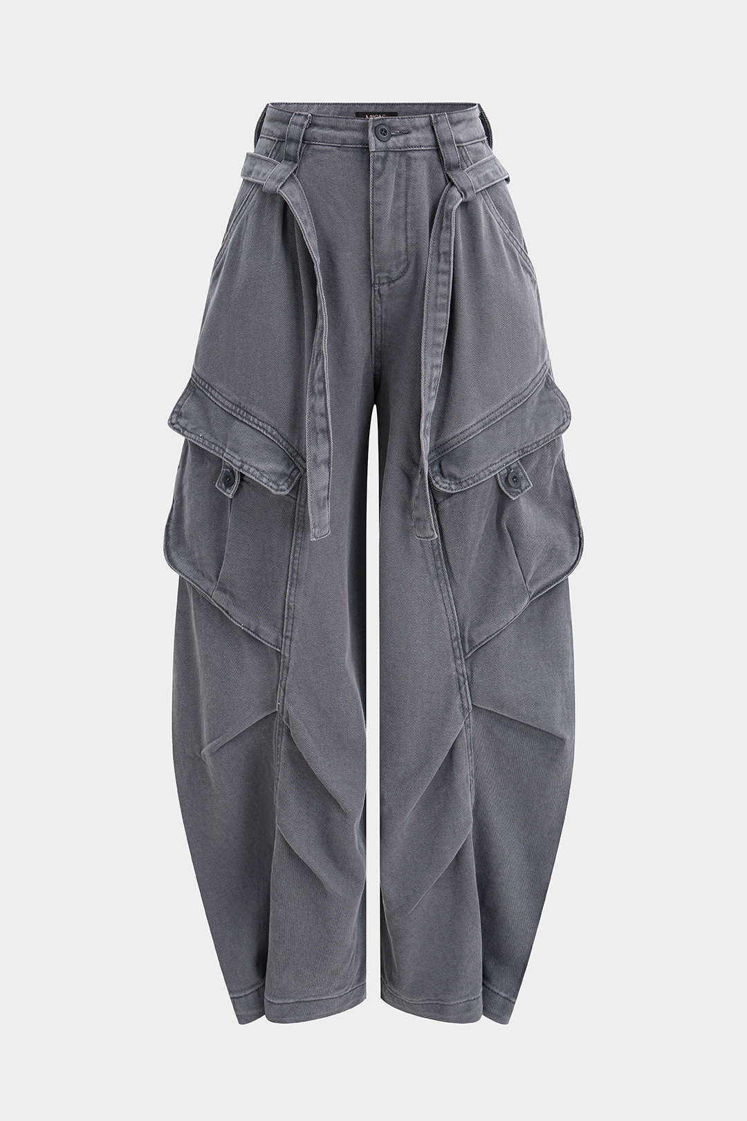 Jeans mit weitem Bein, Gürtel und Taschen aus Denim