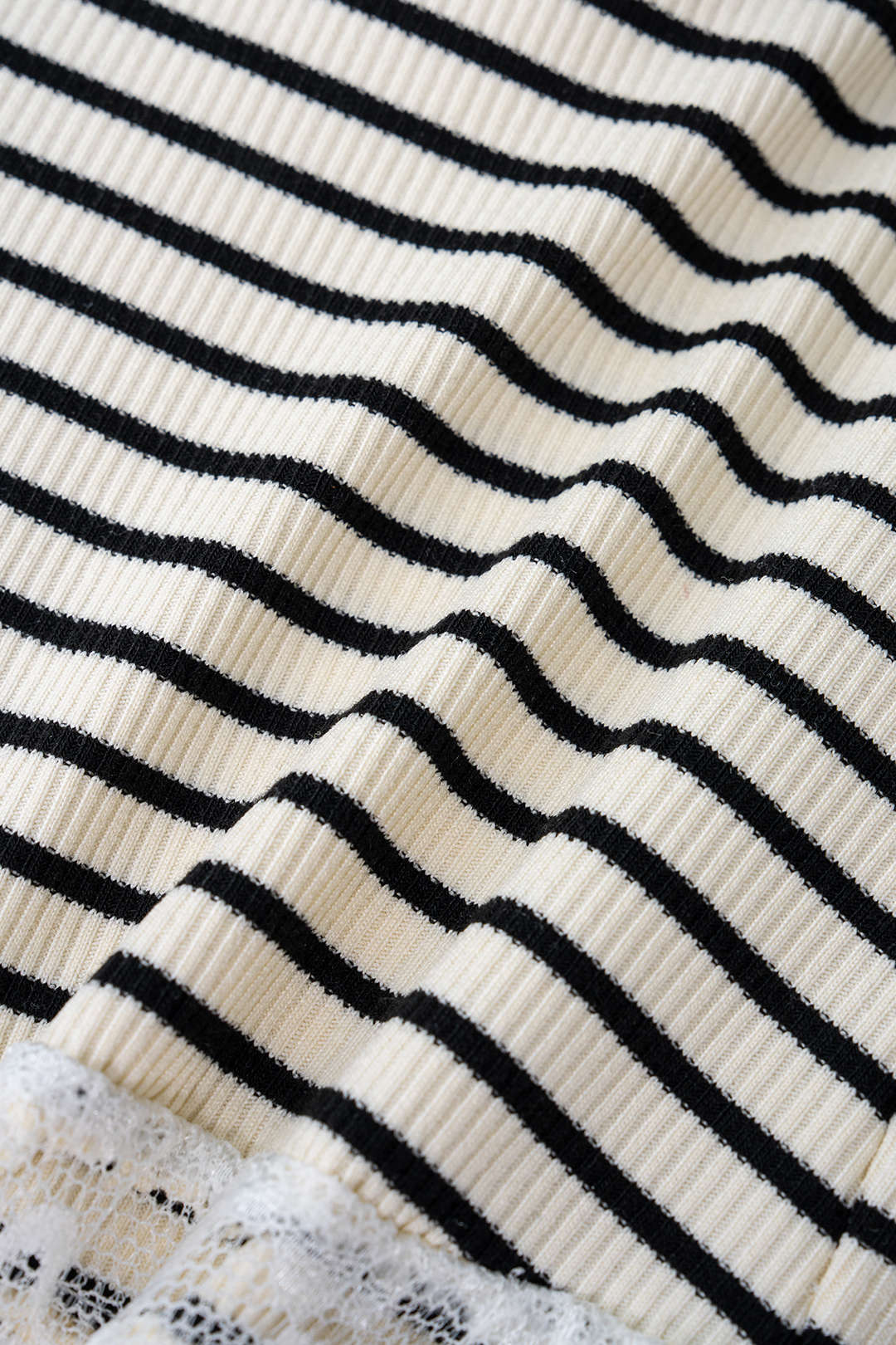 Gestreiftes Tanktop mit Spitzen-Patchwork und Neckholder