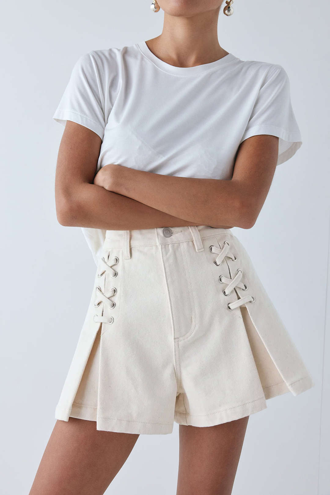 Short ample taille haute à fines bretelles croisées