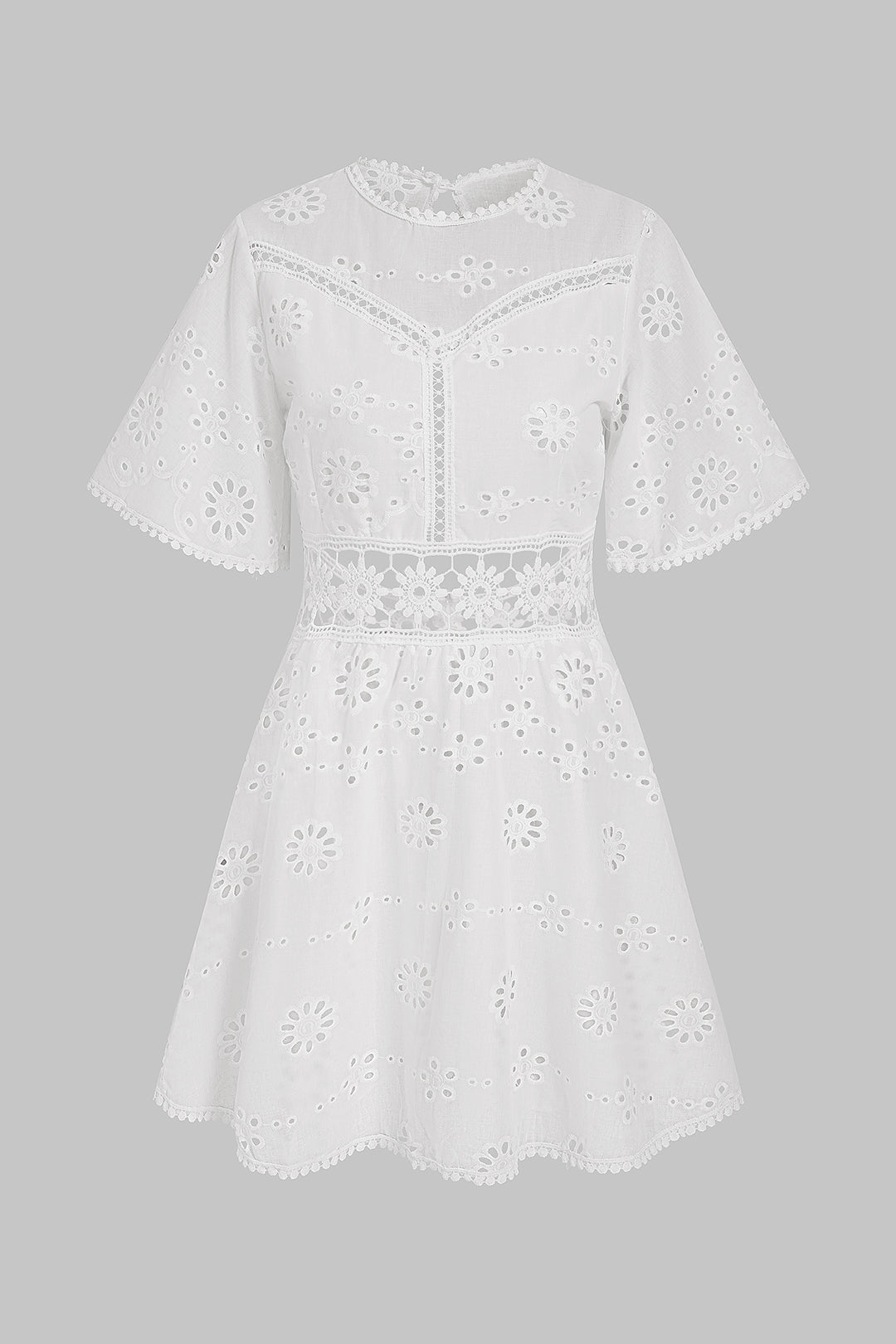 Mini-robe dos nu à manches courtes et col rond ajouré