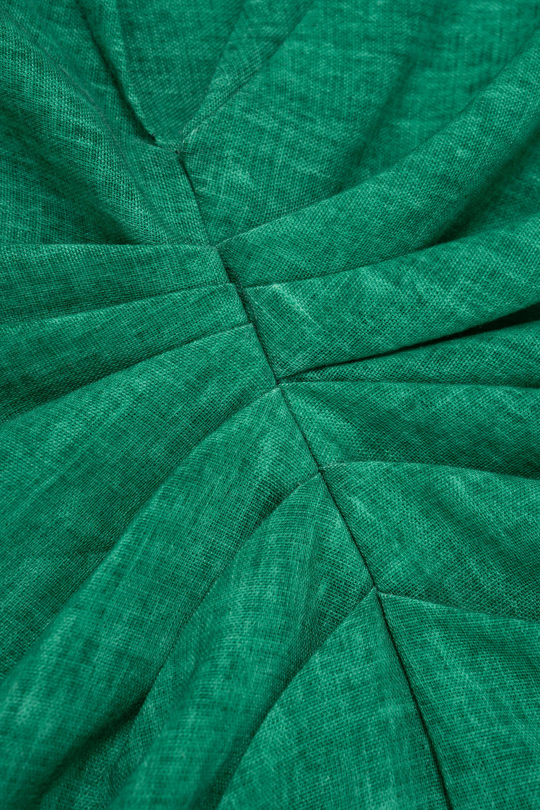 Ärmelloses Mini-Kleid mit asymmetrischer Metallkette