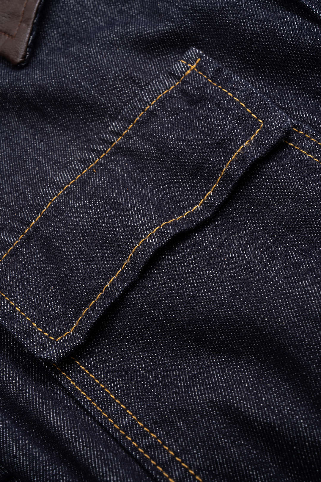 Jeans-Jumpsuit mit Gürtel, langen Ärmeln und Kunstleder-Patchwork