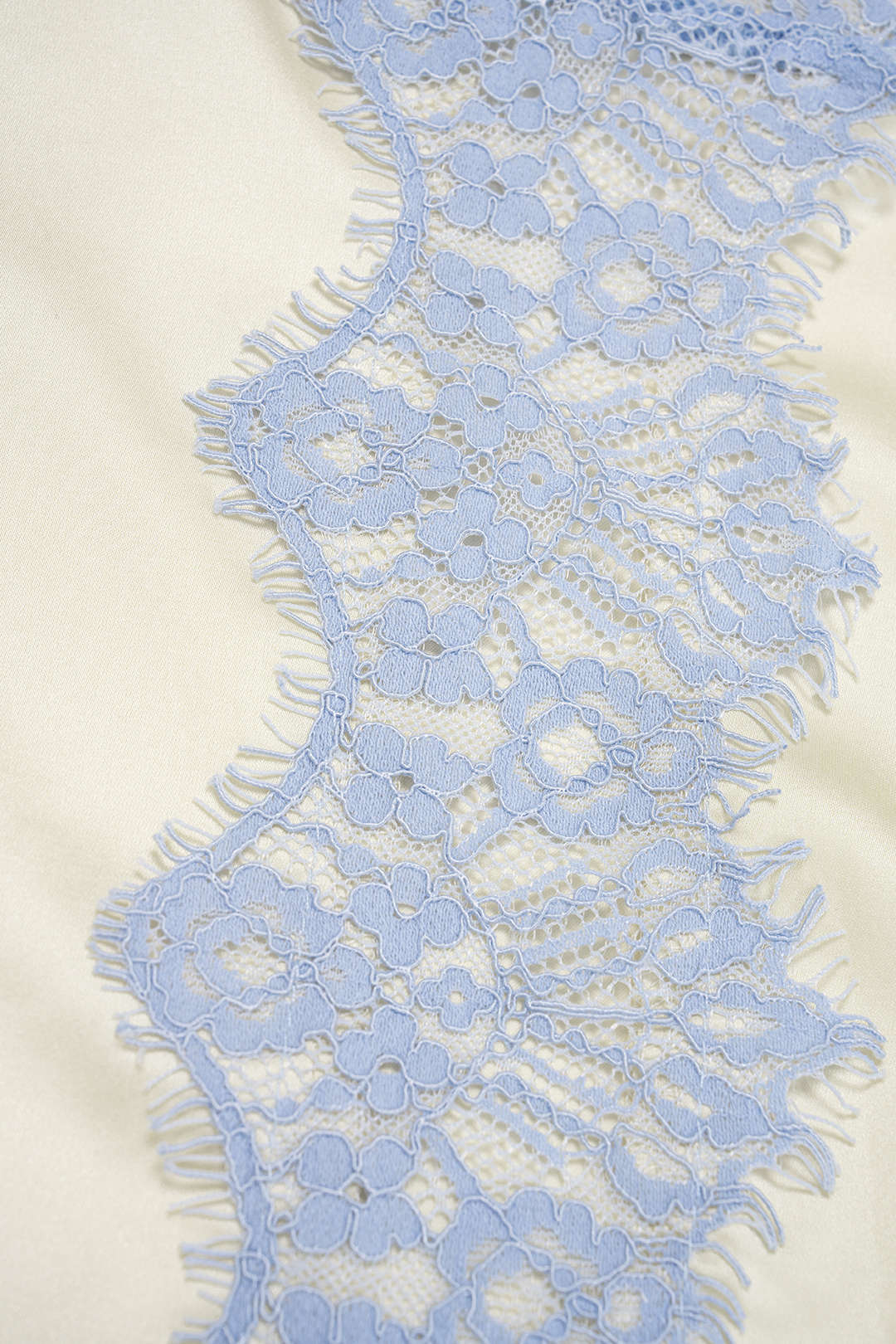 Caraco en satin patchwork et dentelle à col en V