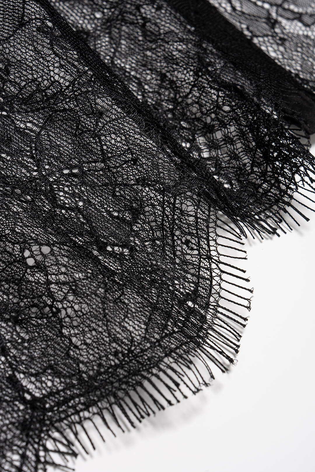Asymmetrisches Schlauchtop mit Spitzenbesatz und transparentem Schal