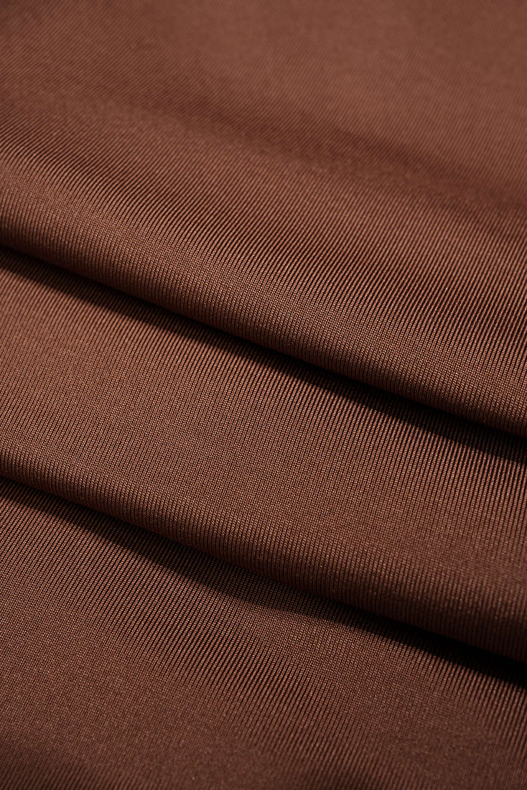 Robe courte drapée à manches longues et col asymétrique