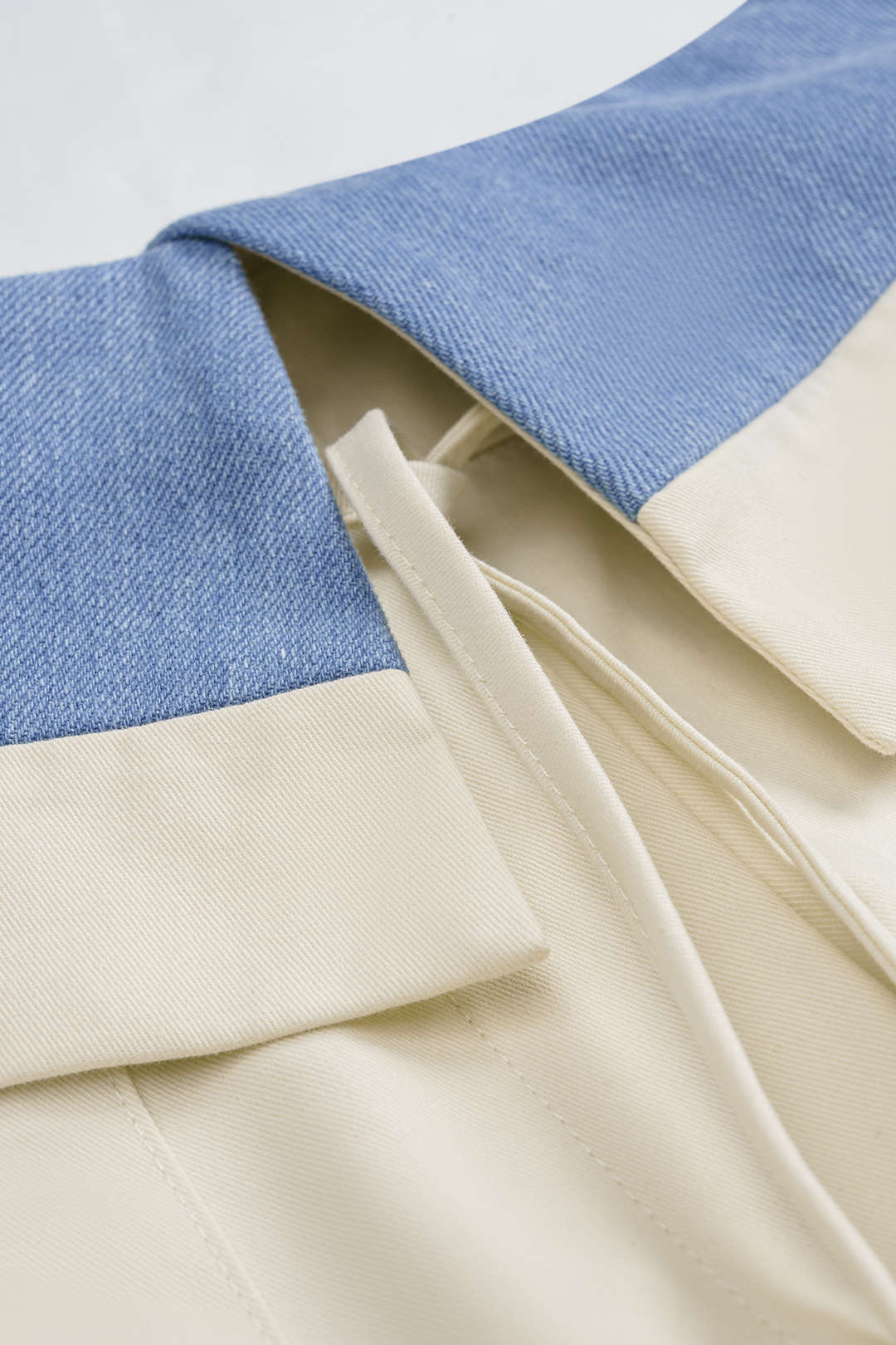Set aus Jeans-Knopfweste und kontrastfarbener Barrel-Hose mit Kordelzug