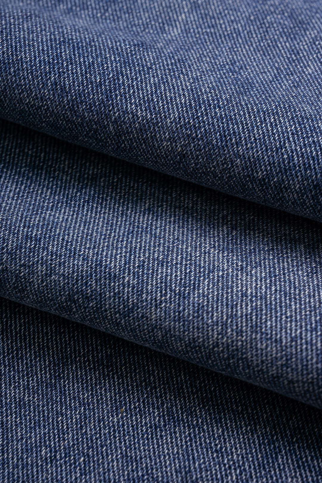 Jeans mit Gürtel, asymmetrischem Schnitt, Mesh-Patchwork, Denim und Strassdekor