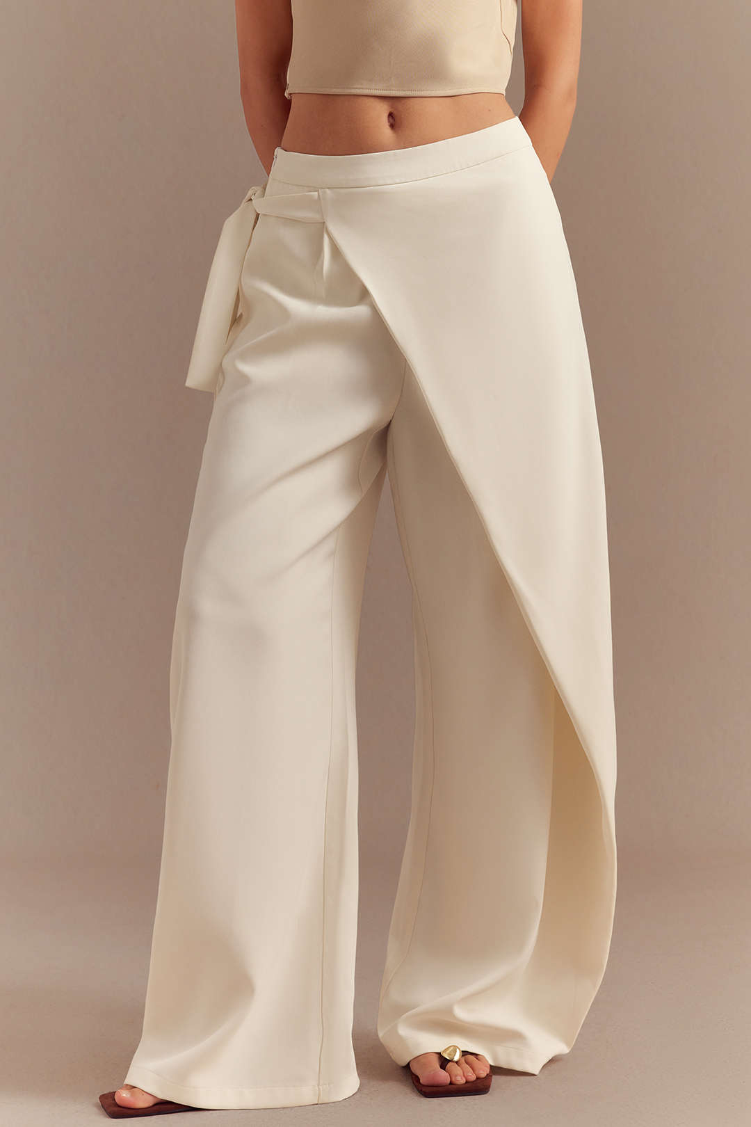 Hose mit Bindedetail vorne, asymmetrischem Bund und geradem Bein