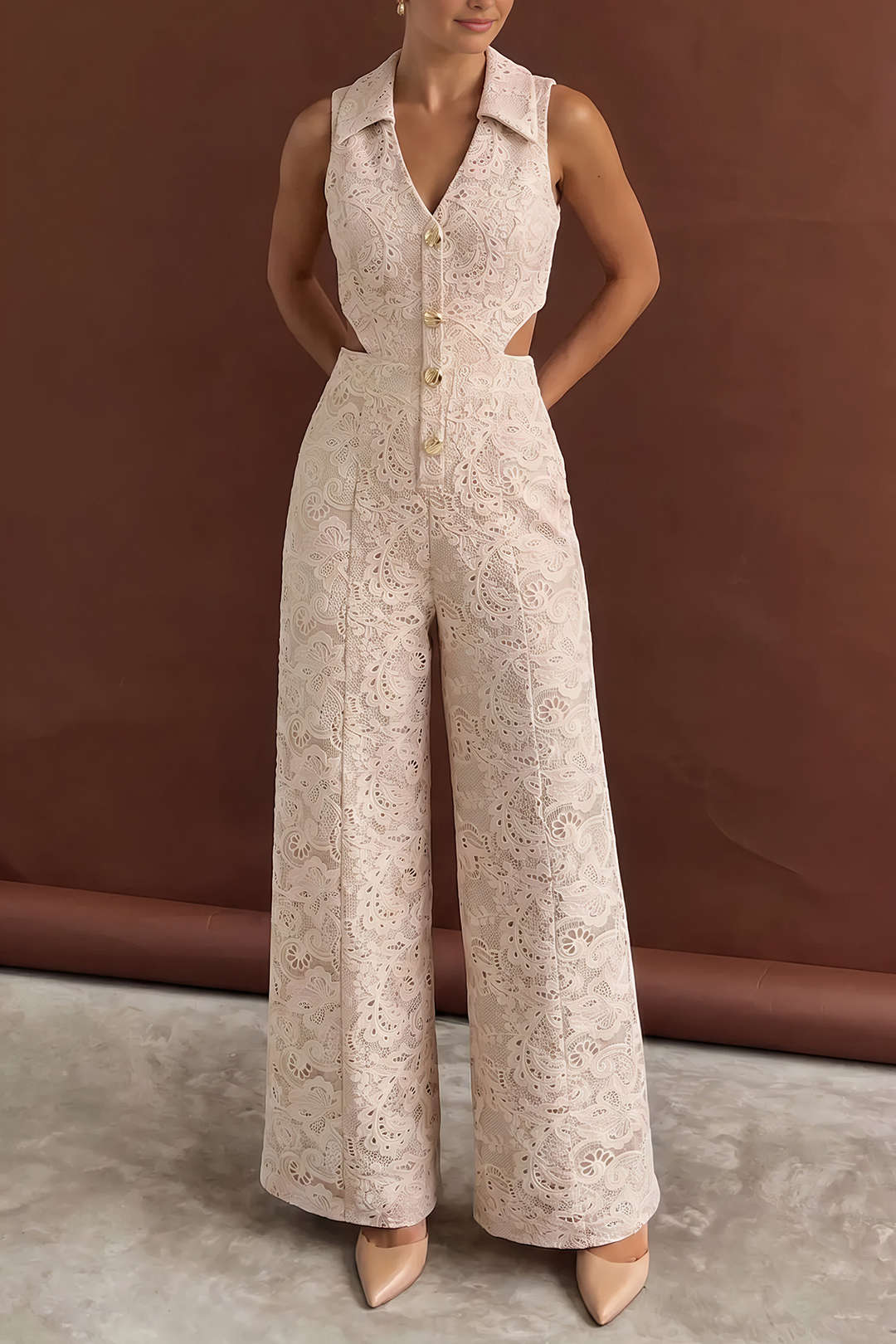 Spitzen-V-Ausschnitt-Jumpsuit mit Cut-Outs und ohne Ärmel