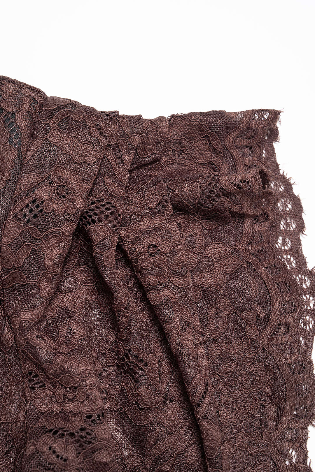 Mini-robe froncée à manches courtes en dentelle transparente et col montant