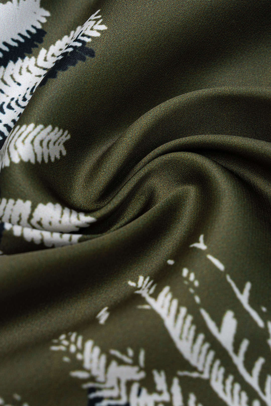 Trägerloses Schlauchtop aus Satin mit Blättern und Kontrastdruck