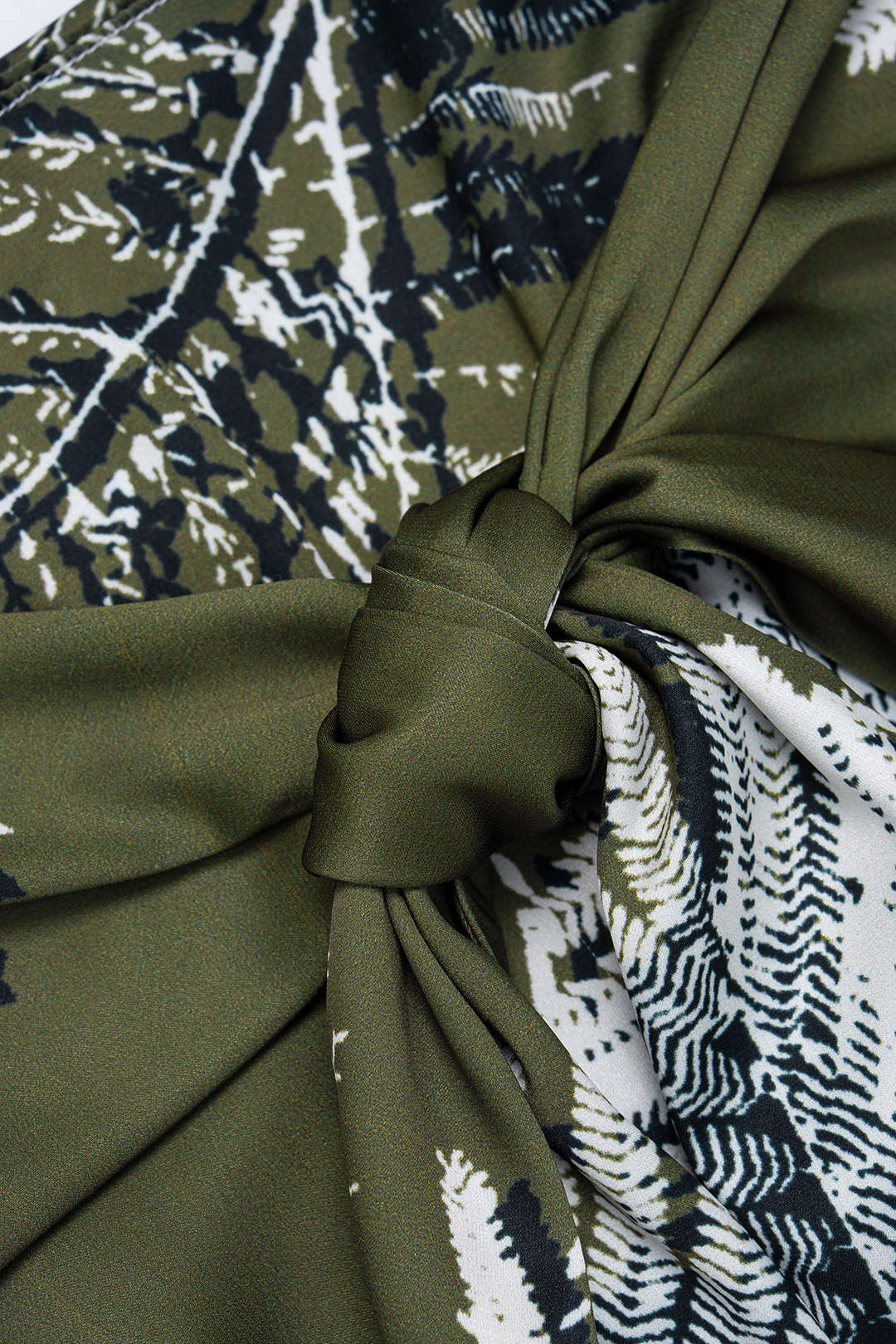 Trägerloses Schlauchtop aus Satin mit Blättern und Kontrastdruck