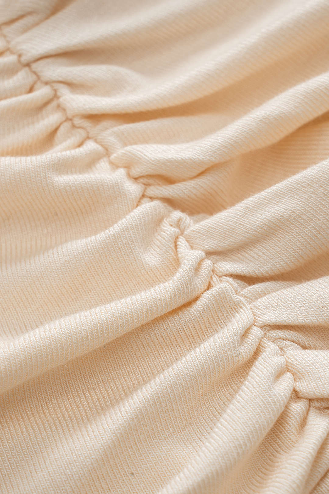 Robe mi-longue froncée asymétrique à découpes