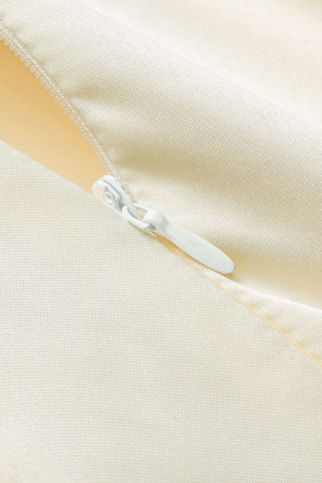 Neckholder-Minikleid mit Bindedetail und Reißverschluss