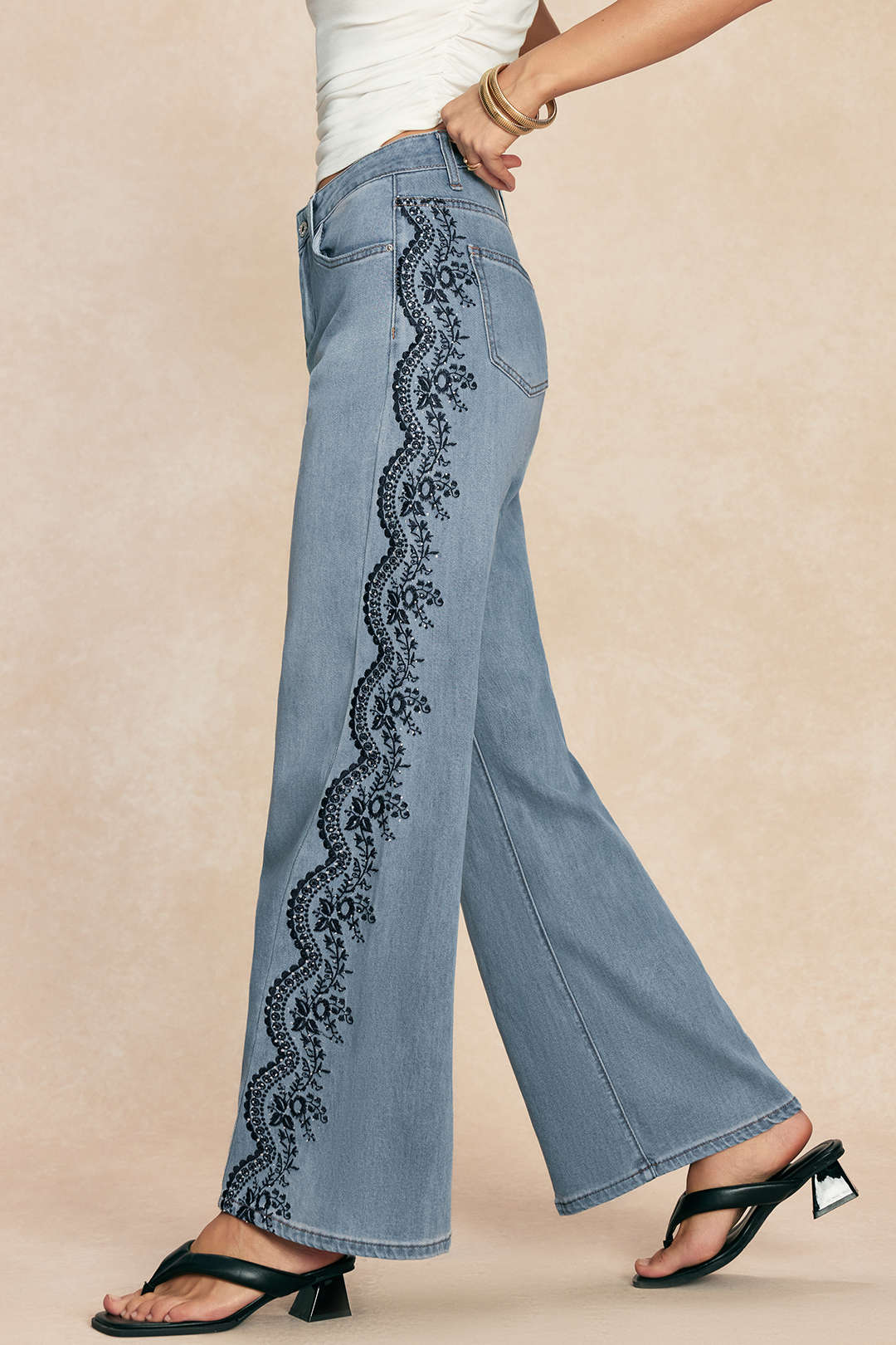 Jeans mit geradem Bein und Stickerei