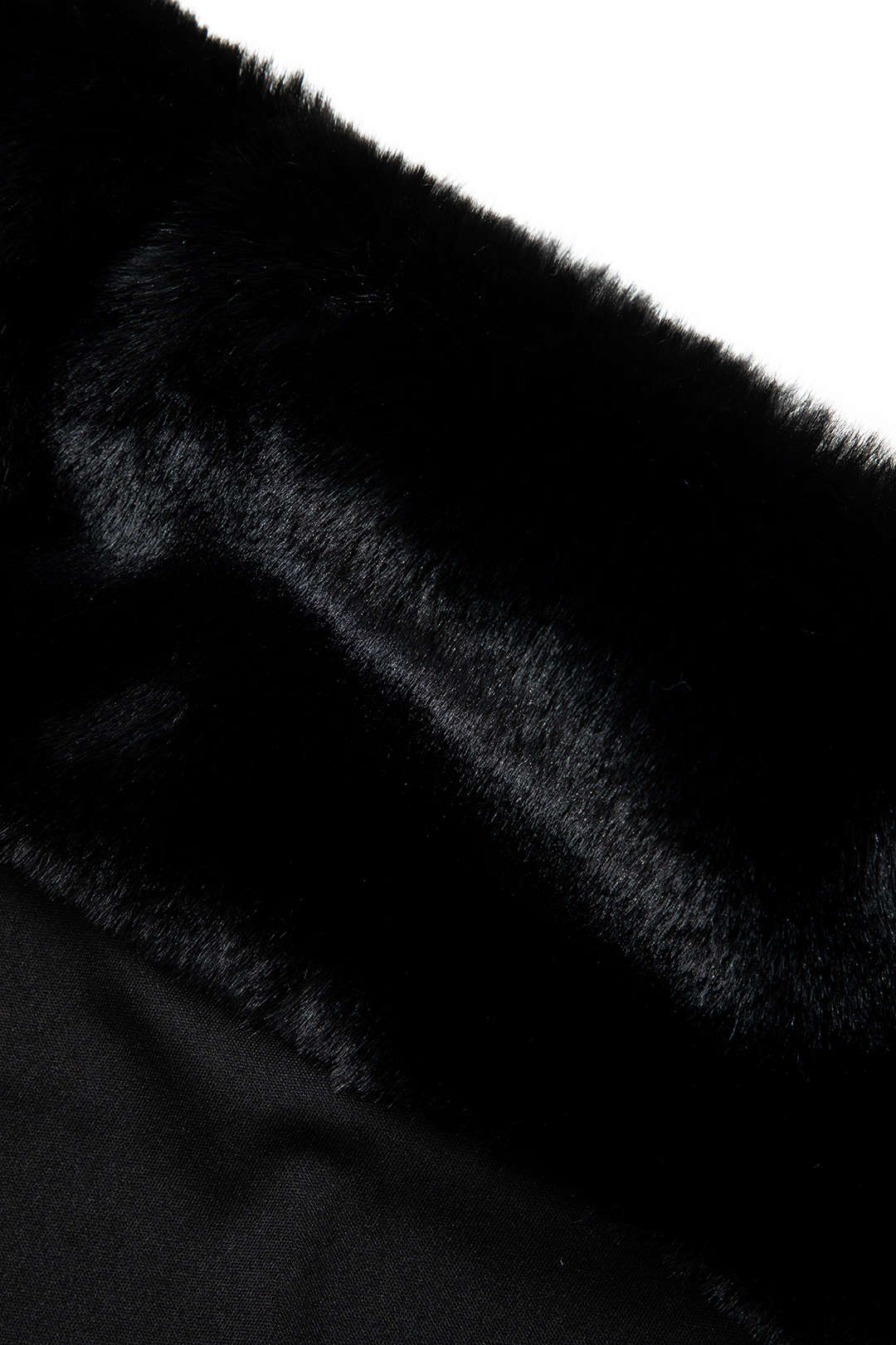 Mini-robe épaules dénudées avec bordure en fausse fourrure