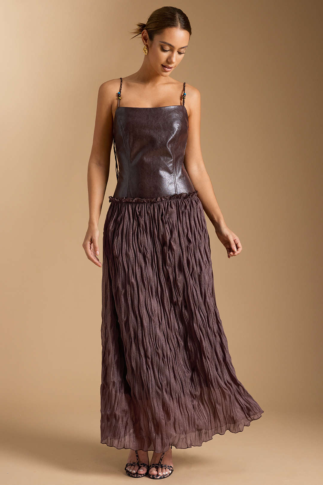 Ärmelloses Midikleid aus Kunstleder-Patchwork mit Raffungen