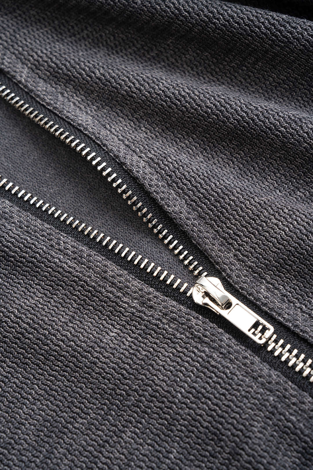 Midi-Kleid mit Revers, Rüschensaum und ausgestellten Ärmeln