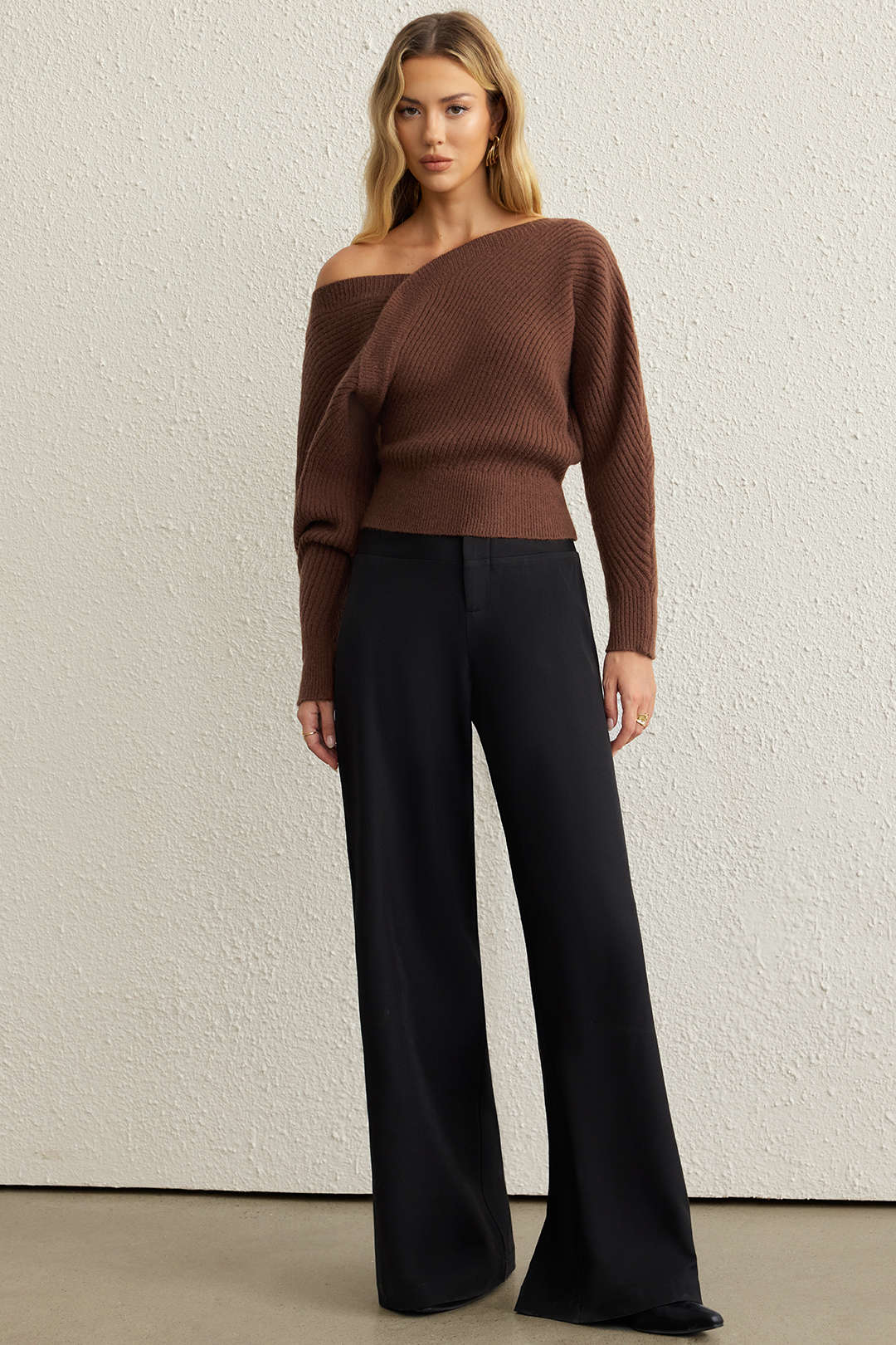 Asymmetrisch geripptes Langarm-Strickoberteil