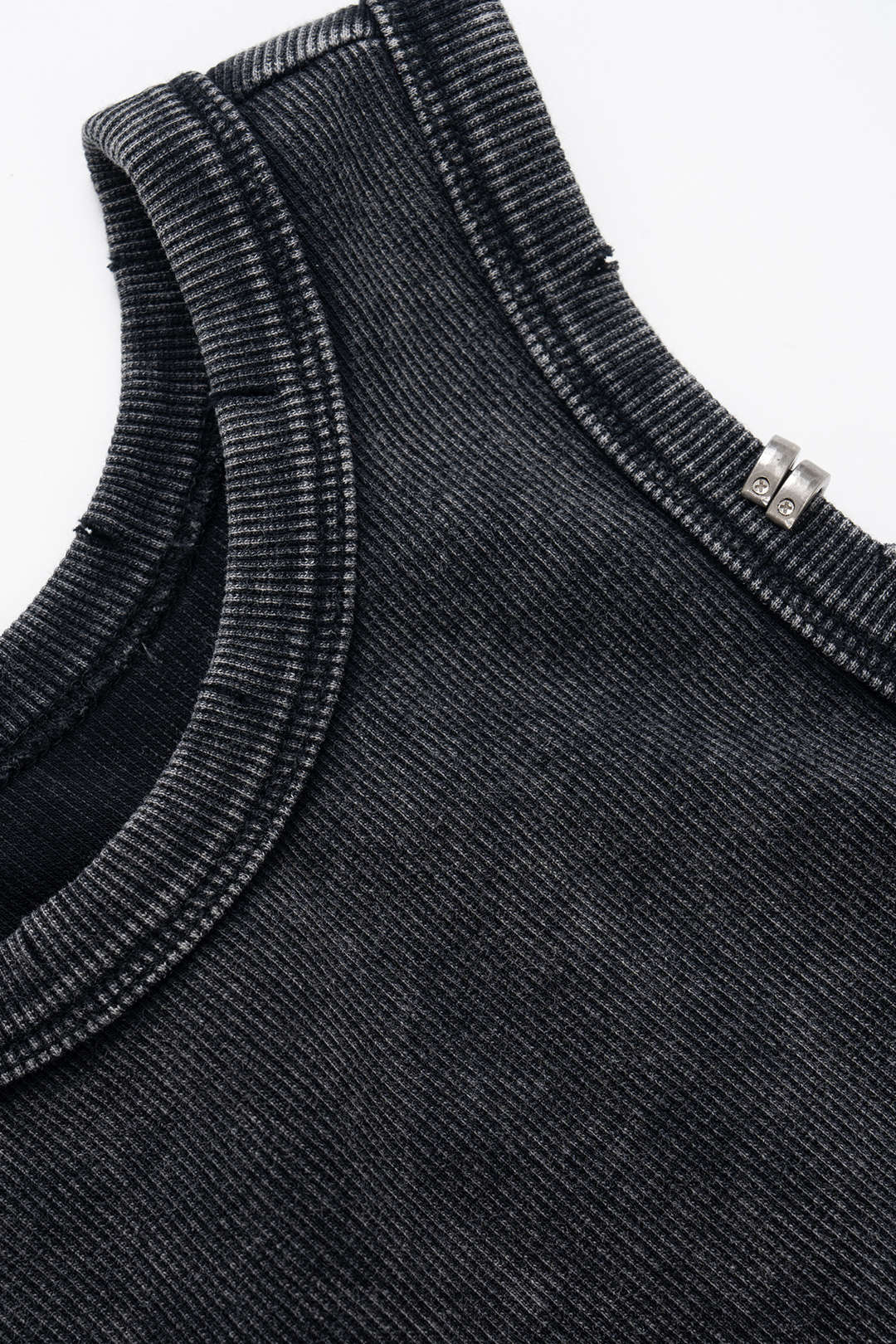 Rundhals-Tanktop mit Metallic-Dekor und Rissen