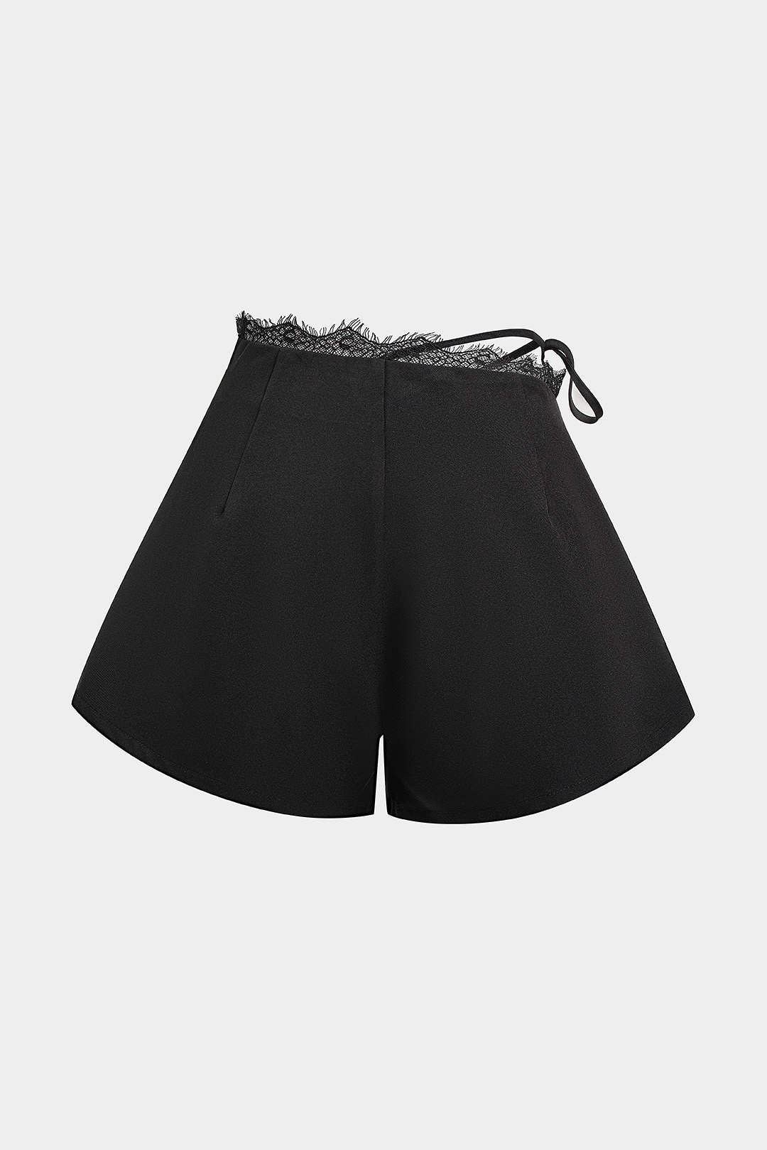 Shorts mit asymmetrischem Schnürverschluss und Spitzen-Patchwork