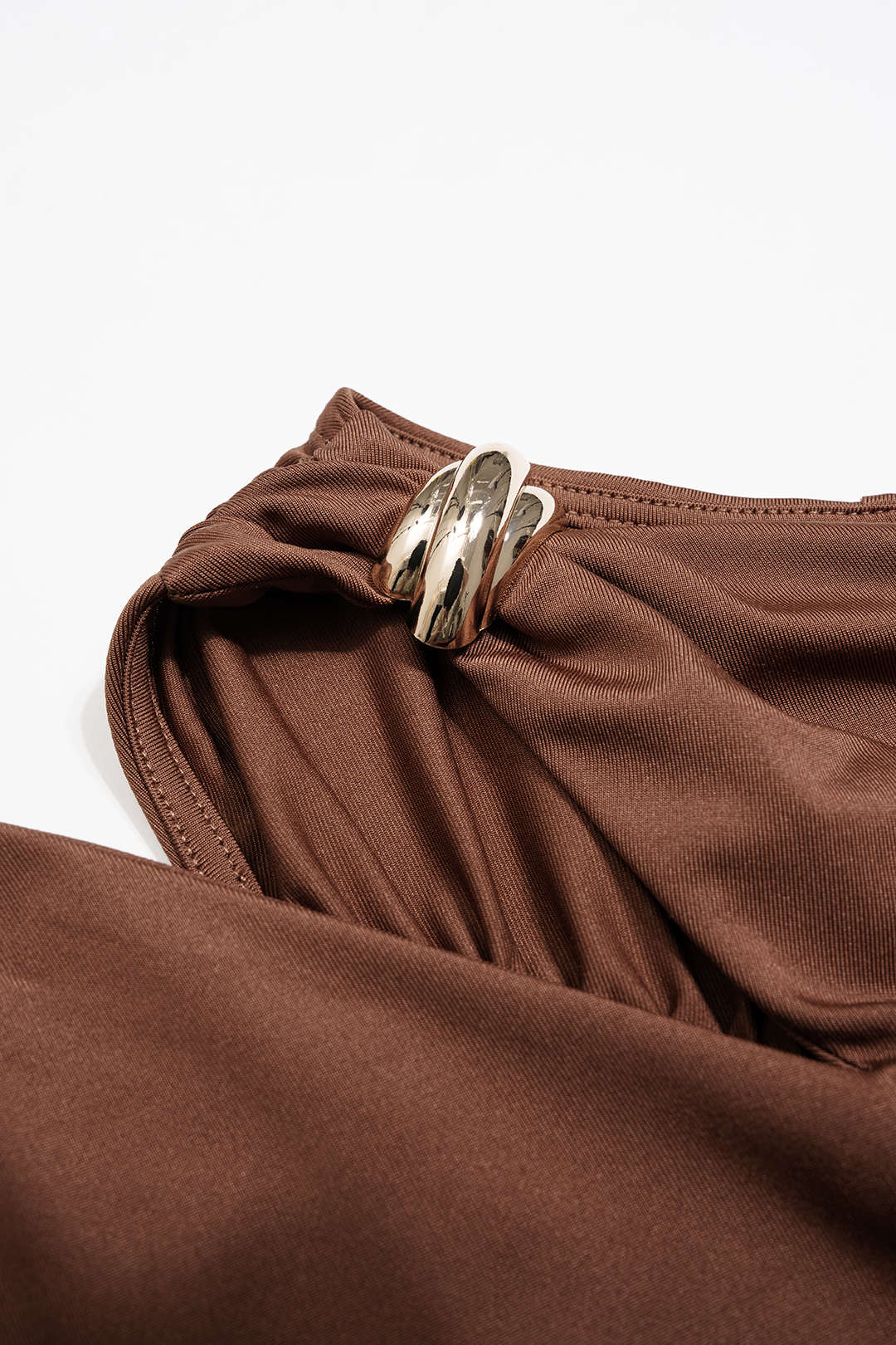 Robe courte drapée à manches longues et col asymétrique