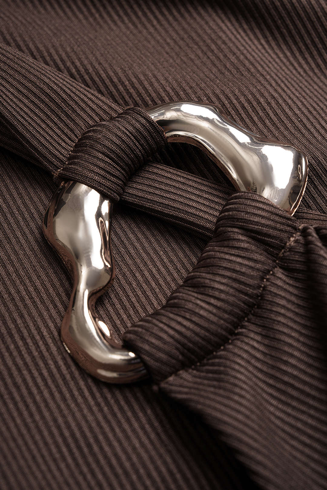 Ensemble body métallisé col V et jupe asymétrique froncée