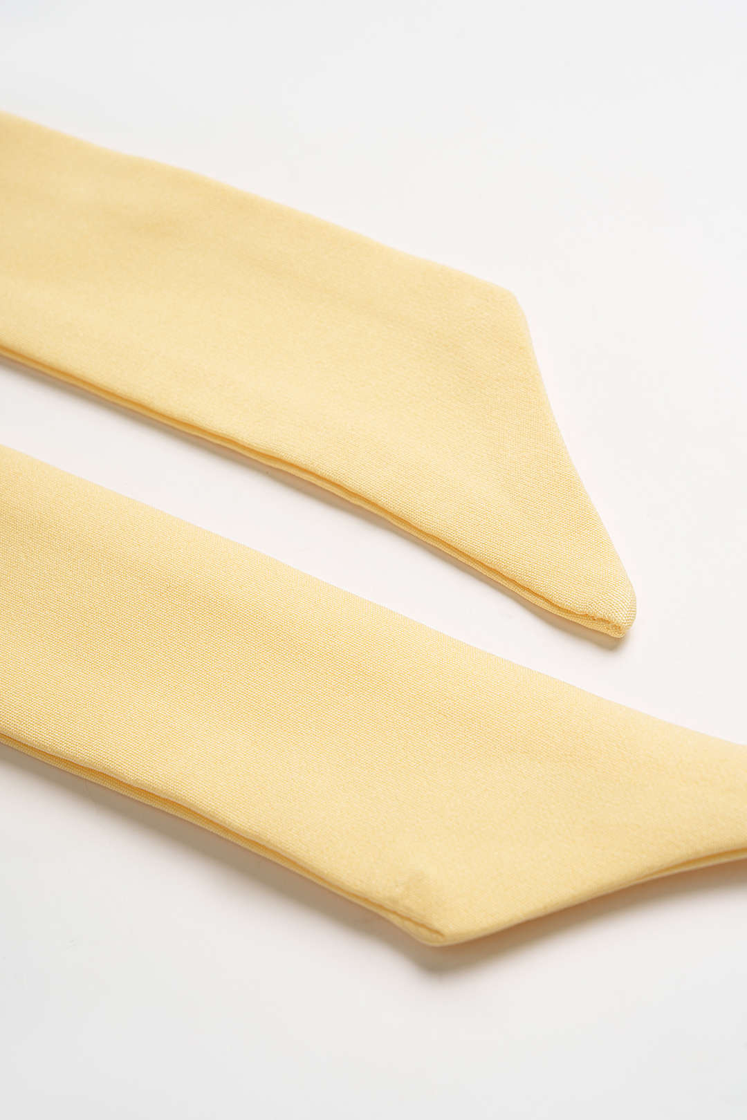 Einfarbiges, schulterfreies, ärmelloses Minikleid mit asymmetrischem Bindedetail