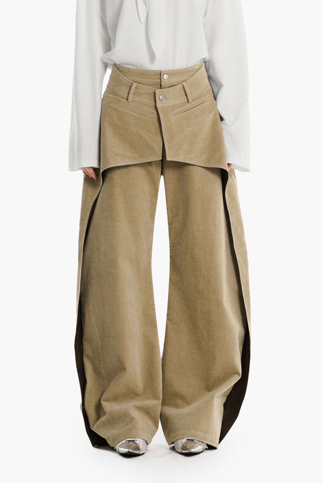 Hose mit doppeltem Bund und Cut-Out-Taschen