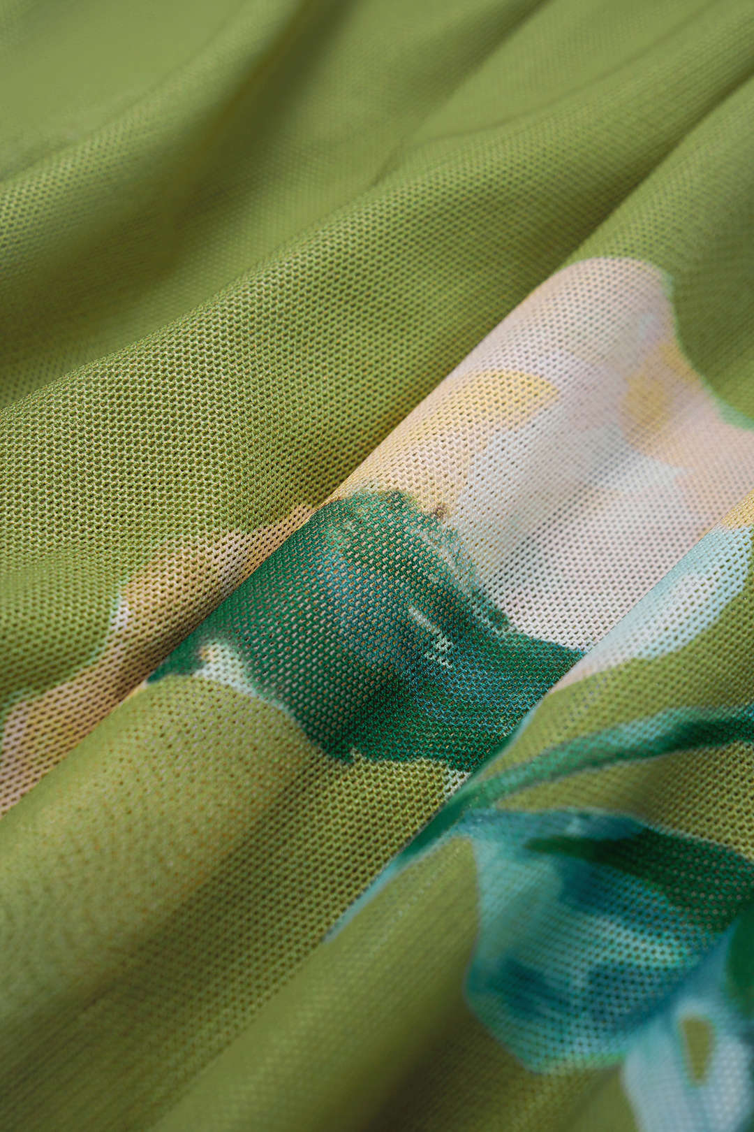 Geblümtes Mesh-Patchwork-Minikleid mit Rundhalsausschnitt, asymmetrischen Raffungen und ärmellos