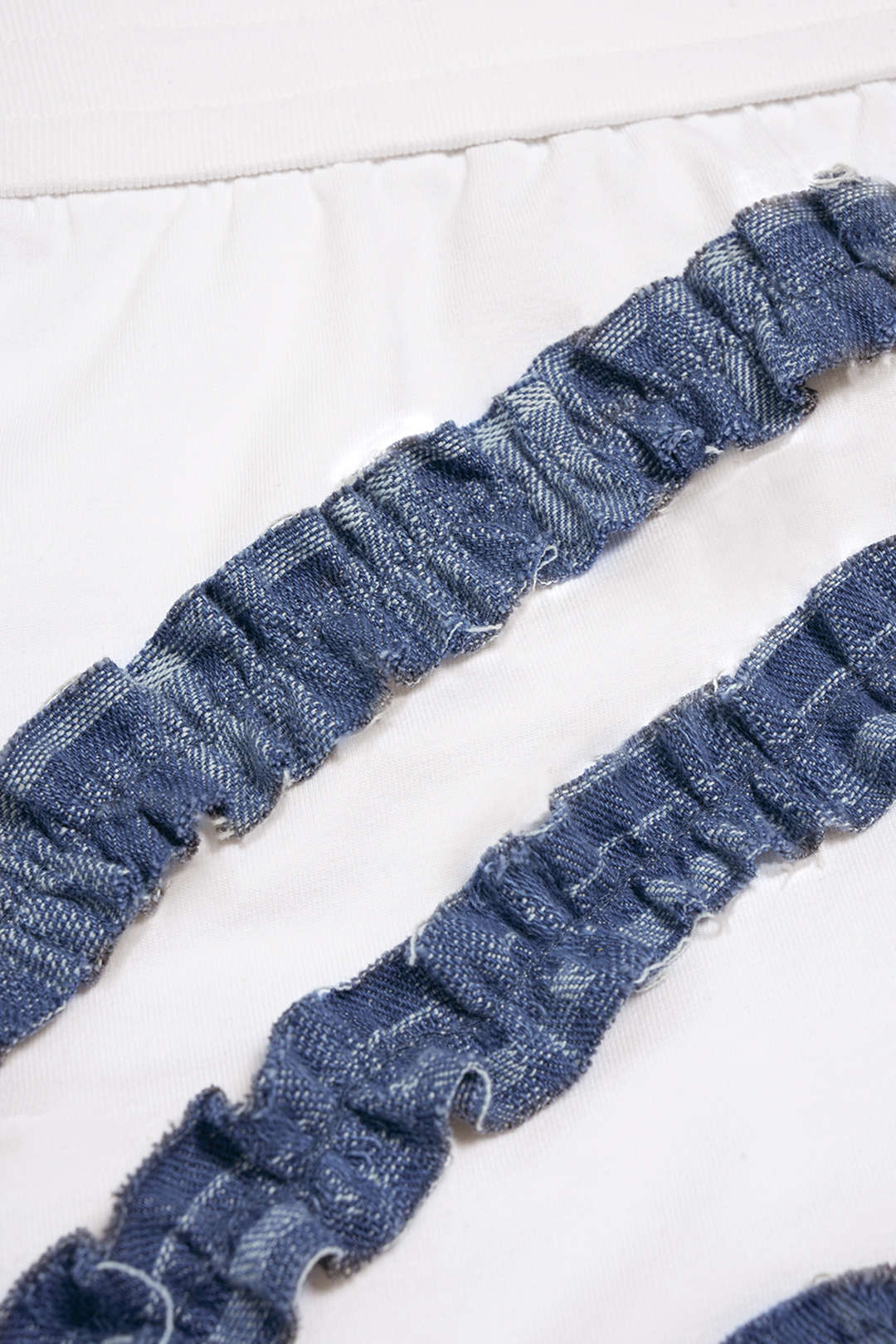Patchwork-Denimrock mit Raffung und asymmetrischem Saum