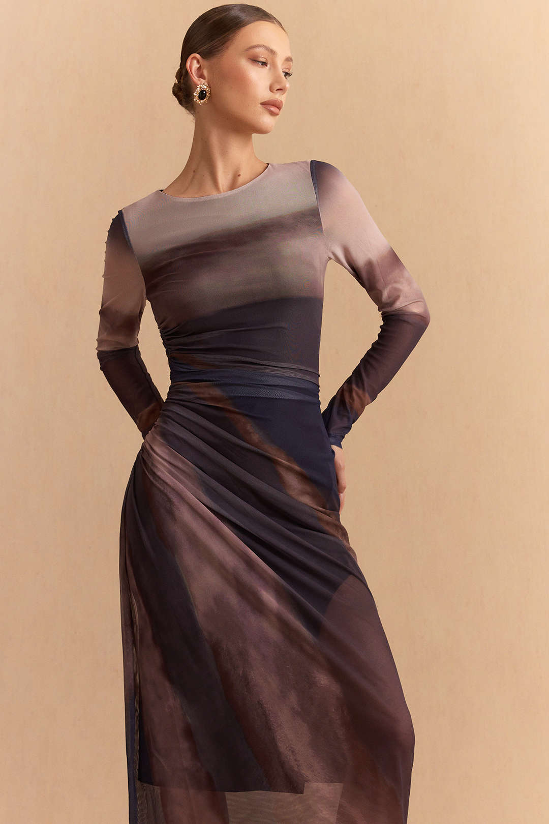 Mesh-Maxikleid mit Batikmuster, gerafftem Oberteil und langen Ärmeln