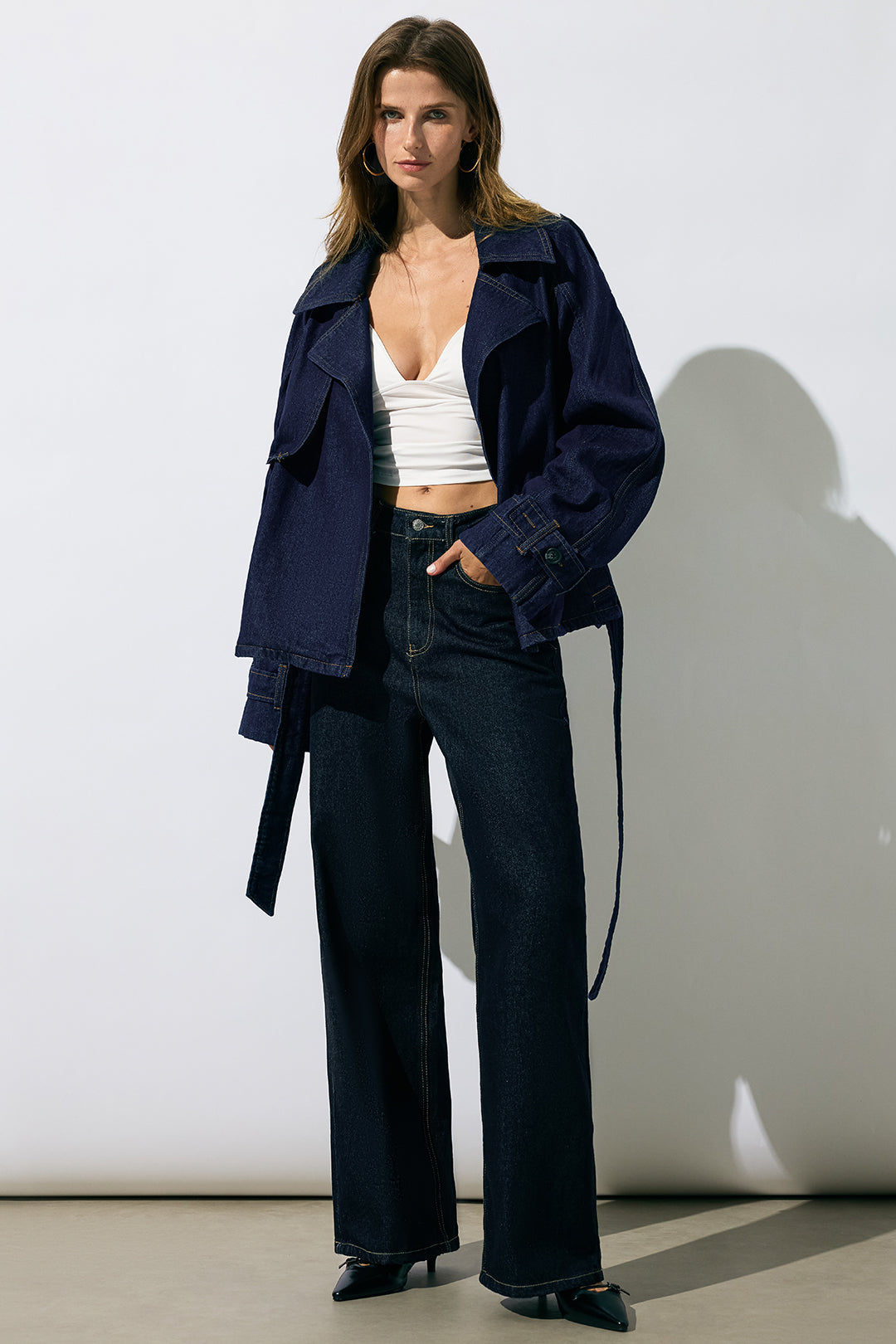 Jeans-Outerwear mit Gürtel und asymmetrischem Schnitt
