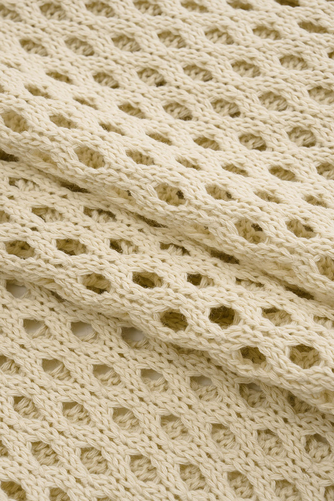 Gestricktes Oberteil mit Knöpfen, Cut-Out und kurzen Ärmeln und Shorts Set